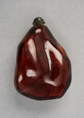 Amber snuff bottle of natural pebble form