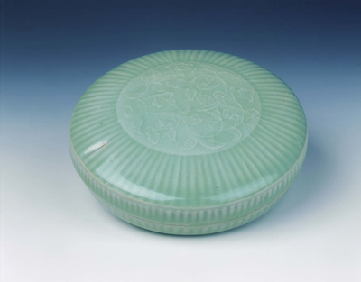 Covered box imitating contemporary Koryo celadon