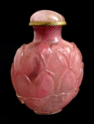 Glass snuff bottle with overlapping lotus leaves