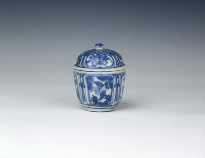 Blue and white tea caddy
Early 17th century