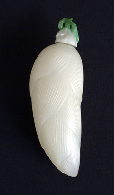 Jade snuff bottle inscribed with fine leaf