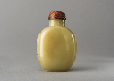Jade snuff bottle with side moulding, green