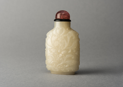 Jade snuff bottle with carving of foliage