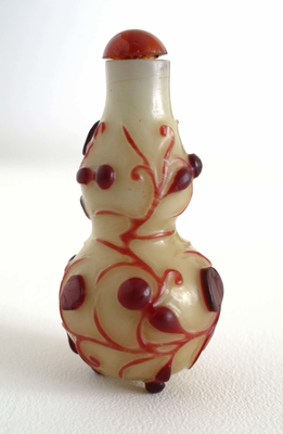 Glass snuff bottle in double gourd form overlaid