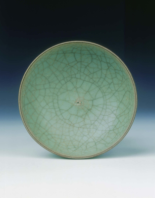 Longquan tea bowl with Guan type crackled celadon
