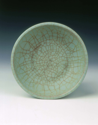 Longquan bowl with Guan type crackled glaze