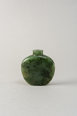 Jade snuff bottle, shield form