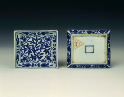 Pair of blue and white rectangular dishes