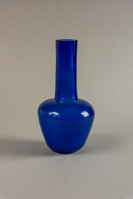 Royal blue Beijing glass vase
Qing dynasty