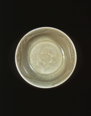 Celadon bowl of shallow flat-bottomed shape with