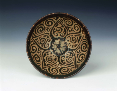 Jizhou bowl with stylised open flowerYuan