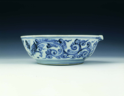 Square-lipped blue and white bowl with foliated