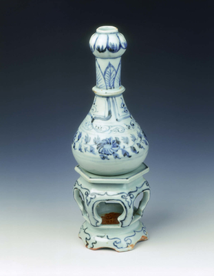 Blue and white garlic-headed vase on a hexagonal
