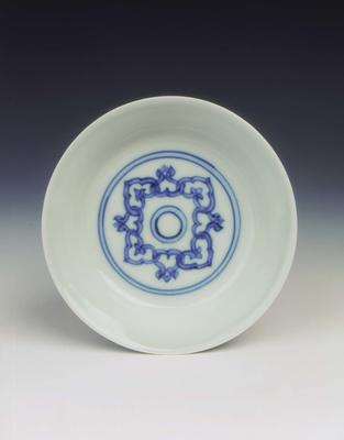 Blue and white dish with ruyi headsMing dynasty