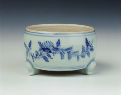 Blue and white tripod censerMing dynasty